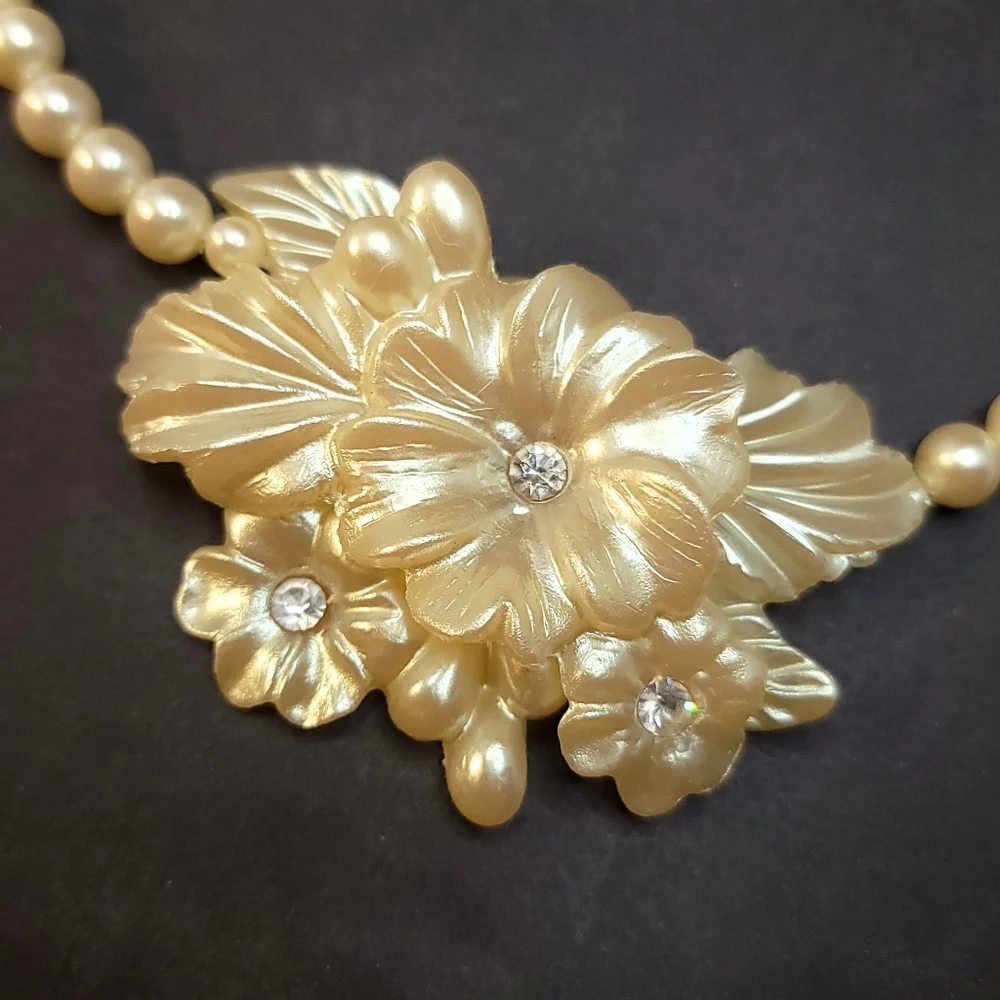 Vintage 1991 AVON  Frosted Petal Necklace Pearl Rhinestone Flowers